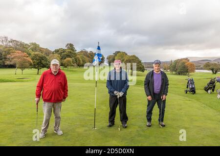 Kenmare, Kerry, Irlanda. 13 ottobre 2020. I pensionati Tim o'Leary, Paul Paddy o'Sullivan e Christy Lovett si staccano dal loro gam settimanale di golf al Kenmare Golf Club, Co. Kerry, Irlanda. - credito; David Creedon / Alamy Live News Foto Stock