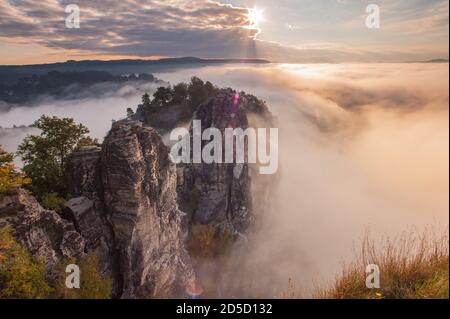 "Come una nave nel mare foggoso" Vista panoramica da La piattaforma dei Bastei in Svizzera sassone durante il alba Foto Stock