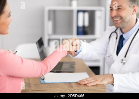 Ritratto del medico maturo che agita con il suo paziente Foto Stock