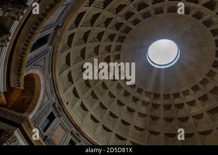 Oculus (apertura della cupola) del Pantheon, Roma, Lazio, Italia Foto Stock