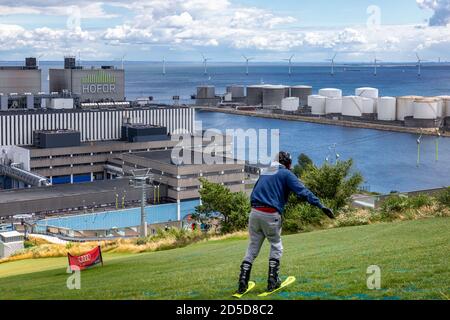 Un sciatore sulla strada giù per il pendio alla centrale elettrica di CopenHill, Copenhagen, Danimarca Foto Stock