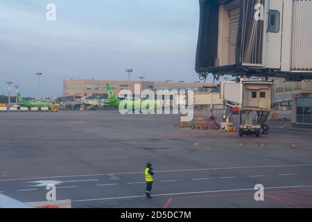 Mosca, RUSSIA - Ottobre 11 2020: AEROPORTO DOMODEDOVO. Jetway Doors ON e Airport Runway con Gate Bridge chiuso. Ponte di imbarco passeggeri Foto Stock