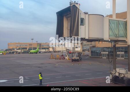 Mosca, RUSSIA - Ottobre 11 2020: AEROPORTO DOMODEDOVO. Ponte a cancello chiuso. Ponte di imbarco passeggeri Foto Stock