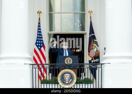 Il presidente degli Stati Uniti Donald Trump, si rivolge a una campagna di rally a tema di legge e ordine dal balcone della Camera Blu della Casa Bianca 10 ottobre 2020 a Washington, DC. Foto Stock