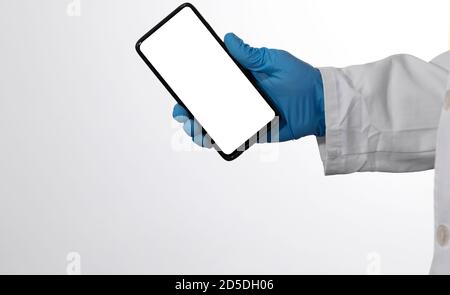 Il medico scrive le note sulla clipboard dell'ospedale. Mano ok Foto Stock