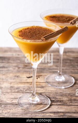 Cocktail di zucca in vetro su sfondo blu Foto Stock