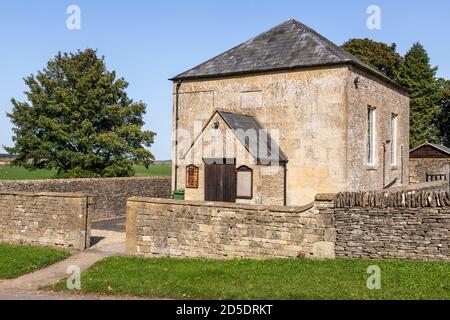 19 ° secolo (1837) Cappella metodista (ancora in uso nel 2020) nel villaggio di Cotswold di Hawling, Gloucestershire UK Foto Stock