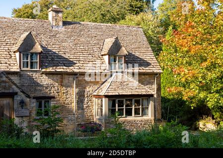Tipica architettura in pietra di Cotswold - il Cottage di Plowman nel villaggio di Cotswold di Temple Guiting, Gloucestershire UK Foto Stock