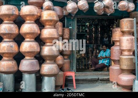 Mysore, Karnataka, India - Gennaio 2019: Grandi pentole e utensili in rame e ottone impilati all'esterno di un negozio di oggetti in metallo in un mercato nella città di Mysore. Foto Stock