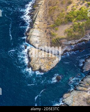 Vista aerea sulla bellissima spiaggia rocciosa sul bulgaro Costa del Mar Nero Foto Stock