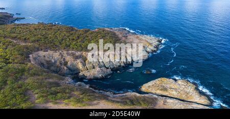 Vista aerea sulla bellissima spiaggia rocciosa sul bulgaro Costa del Mar Nero Foto Stock