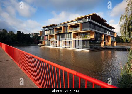 Rotterdam, Paesi Bassi - 24 settembre 2020: Moderno edificio di appartamenti costruito in acqua a Rotterdam visto da un ponte con ringhiera rossa nella Lamsrust Foto Stock