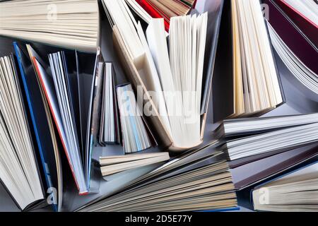 Sfondo astratto dei libri visti dall'alto Foto Stock