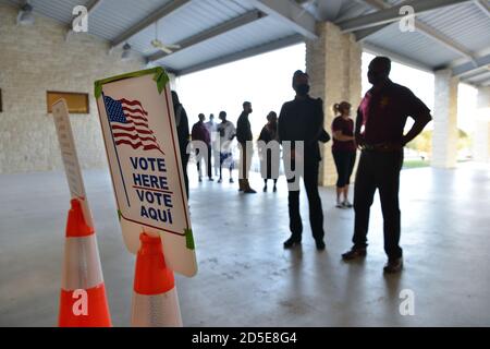 Garden Ridge, Texas, Stati Uniti. 13 ottobre 2020. Le persone a Garden Ridge, Texas, si allineano presto per esprimere i loro voti come voto precoce nello stato di battaglia presidenziale del Texas ha cominciato all'inizio di martedì. L'affluenza alle urne avrebbe dovuto essere molto pesante, poiché le prime votazioni si sono eseguite fino al 30 ottobre in Texas. Credit: Robin Jerstad/Alamy Live News Foto Stock