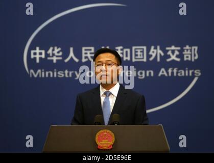 Pechino, Cina. 13 ottobre 2020. Il portavoce del Ministero degli Esteri cinese Zhao Lijian tiene a Pechino una conferenza stampa con giornalisti nazionali e stranieri martedì 13 ottobre 2020. Zhao ammonì gli Stati Uniti per la sua interferenza a Taiwan, Hong Kong e Xinjiang, nonché per aver attaccato gli Stati Uniti per aver continuato a etichettare il coronavirus come "China influenza". Foto di Stephen Shaver/UPI Credit: UPI/Alamy Live News Foto Stock