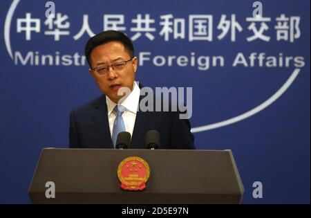 Pechino, Cina. 13 ottobre 2020. Il portavoce del Ministero degli Esteri cinese Zhao Lijian tiene a Pechino una conferenza stampa con giornalisti nazionali e stranieri martedì 13 ottobre 2020. Zhao ammonì gli Stati Uniti per la sua interferenza a Taiwan, Hong Kong e Xinjiang, nonché per aver attaccato gli Stati Uniti per aver continuato a etichettare il coronavirus come "China influenza". Foto di Stephen Shaver/UPI Credit: UPI/Alamy Live News Foto Stock