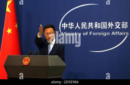 Pechino, Cina. 13 ottobre 2020. Il portavoce del Ministero degli Esteri cinese Zhao Lijian tiene a Pechino una conferenza stampa con giornalisti nazionali e stranieri martedì 13 ottobre 2020. Zhao ammonì gli Stati Uniti per la sua interferenza a Taiwan, Hong Kong e Xinjiang, nonché per aver attaccato gli Stati Uniti per aver continuato a etichettare il coronavirus come "China influenza". Foto di Stephen Shaver/UPI Credit: UPI/Alamy Live News Foto Stock