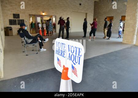 Garden Ridge, Texas, Stati Uniti. 13 ottobre 2020. Le persone a Garden Ridge, Texas, si allineano presto per esprimere i loro voti come voto precoce nello stato di battaglia presidenziale del Texas ha cominciato all'inizio di martedì. L'affluenza alle urne avrebbe dovuto essere molto pesante, poiché le prime votazioni si sono eseguite fino al 30 ottobre in Texas. Credit: Robin Jerstad/Alamy Live News Foto Stock