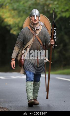 Lewis Kirkbride cammina attraverso Wadhurst, East Sussex, l'ultimo giorno della sua Battle Walk del 1066, una passeggiata di 300 miglia vestita con armatura anglosassone che pesa quattro pietre, per raccogliere fondi per l'organizzazione di supporto paritario per la salute mentale degli uomini ManHealth. Lewis, da Durham, ha camminato da York ad Hastings ha preso giorni e ha alzato oltre £17,000. Foto Stock