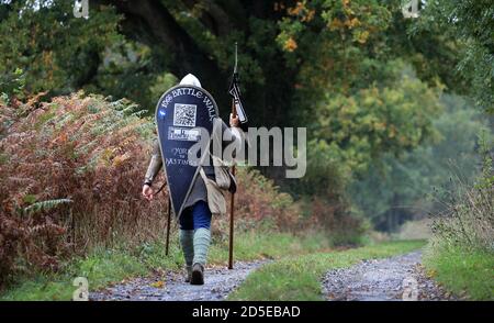 Lewis Kirkbride cammina attraverso Wadhurst, East Sussex, l'ultimo giorno della sua Battle Walk del 1066, una passeggiata di 300 miglia vestita con armatura anglosassone che pesa quattro pietre, per raccogliere fondi per l'organizzazione di supporto paritario per la salute mentale degli uomini ManHealth. Lewis, da Durham, ha camminato da York ad Hastings ha preso giorni e ha alzato oltre £17,000. Foto Stock