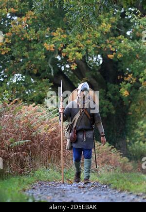 Lewis Kirkbride cammina attraverso Wadhurst, East Sussex, l'ultimo giorno della sua Battle Walk del 1066, una passeggiata di 300 miglia vestita con armatura anglosassone che pesa quattro pietre, per raccogliere fondi per l'organizzazione di supporto paritario per la salute mentale degli uomini ManHealth. Lewis, da Durham, ha camminato da York ad Hastings ha preso giorni e ha alzato oltre £17,000. Foto Stock