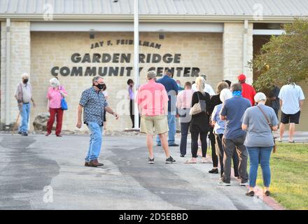 Garden Ridge, Texas, Stati Uniti. 13 ottobre 2020. Le persone a Garden Ridge, Texas, si allineano presto per esprimere i loro voti come voto precoce nello stato di battaglia presidenziale del Texas ha cominciato all'inizio di martedì. L'affluenza alle urne avrebbe dovuto essere molto pesante, poiché le prime votazioni si sono eseguite fino al 30 ottobre in Texas. Credit: Robin Jerstad/Alamy Live News Foto Stock