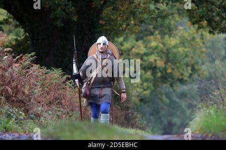 Lewis Kirkbride cammina attraverso Wadhurst, East Sussex, l'ultimo giorno della sua Battle Walk del 1066, una passeggiata di 300 miglia vestita con armatura anglosassone che pesa quattro pietre, per raccogliere fondi per l'organizzazione di supporto paritario per la salute mentale degli uomini ManHealth. Lewis, da Durham, ha camminato da York ad Hastings ha preso giorni e ha alzato oltre £17,000. Foto Stock