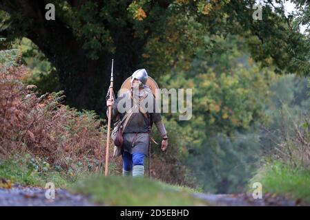 Lewis Kirkbride cammina attraverso Wadhurst, East Sussex, l'ultimo giorno della sua Battle Walk del 1066, una passeggiata di 300 miglia vestita con armatura anglosassone che pesa quattro pietre, per raccogliere fondi per l'organizzazione di supporto paritario per la salute mentale degli uomini ManHealth. Lewis, da Durham, ha camminato da York ad Hastings ha preso giorni e ha alzato oltre £17,000. Foto Stock