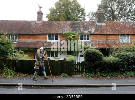 Lewis Kirkbride cammina attraverso Wadhurst, East Sussex, l'ultimo giorno della sua Battle Walk del 1066, una passeggiata di 300 miglia vestita con armatura anglosassone che pesa quattro pietre, per raccogliere fondi per l'organizzazione di supporto paritario per la salute mentale degli uomini ManHealth. Lewis, da Durham, ha camminato da York ad Hastings ha preso giorni e ha alzato oltre £17,000. Foto Stock