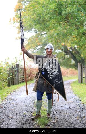 Lewis Kirkbride cammina attraverso Wadhurst, East Sussex, l'ultimo giorno della sua Battle Walk del 1066, una passeggiata di 300 miglia vestita con armatura anglosassone che pesa quattro pietre, per raccogliere fondi per l'organizzazione di supporto paritario per la salute mentale degli uomini ManHealth. Lewis, da Durham, ha camminato da York ad Hastings ha preso giorni e ha alzato oltre £17,000. Foto Stock