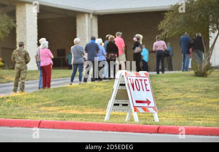 Garden Ridge, Texas, Stati Uniti. 13 ottobre 2020. Le persone a Garden Ridge, Texas, si allineano presto per esprimere i loro voti come voto precoce nello stato di battaglia presidenziale del Texas ha cominciato all'inizio di martedì. L'affluenza alle urne avrebbe dovuto essere molto pesante, poiché le prime votazioni si sono eseguite fino al 30 ottobre in Texas. Credit: Robin Jerstad/Alamy Live News Foto Stock