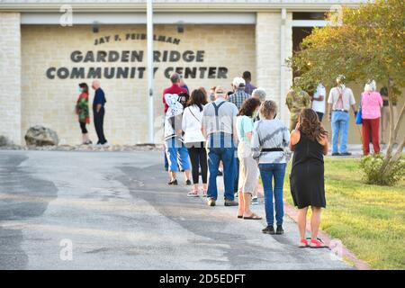 Garden Ridge, Texas, Stati Uniti. 13 ottobre 2020. Le persone a Garden Ridge, Texas, si allineano presto per esprimere i loro voti come voto precoce nello stato di battaglia presidenziale del Texas ha cominciato all'inizio di martedì. L'affluenza alle urne avrebbe dovuto essere molto pesante, poiché le prime votazioni si sono eseguite fino al 30 ottobre in Texas. Credit: Robin Jerstad/Alamy Live News Foto Stock