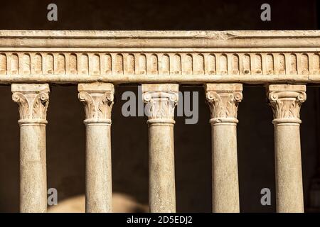 Primo piano di un'antica balaustra in marmo nel centro di Verona (Piazza dei Signori), patrimonio dell'umanità dell'UNESCO, Veneto, Italia, Europa. Foto Stock