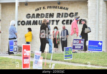 Garden Ridge, Texas, Stati Uniti. 13 ottobre 2020. Le persone a Garden Ridge, Texas, si allineano presto per esprimere i loro voti come voto precoce nello stato di battaglia presidenziale del Texas ha cominciato all'inizio di martedì. L'affluenza alle urne avrebbe dovuto essere molto pesante, poiché le prime votazioni si sono eseguite fino al 30 ottobre in Texas. Credit: Robin Jerstad/Alamy Live News Foto Stock