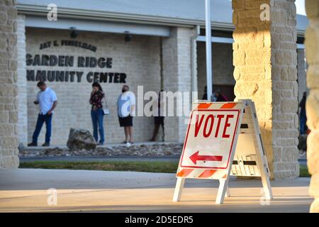 Garden Ridge, Texas, Stati Uniti. 13 ottobre 2020. Le persone a Garden Ridge, Texas, si allineano presto per esprimere i loro voti come voto precoce nello stato di battaglia presidenziale del Texas ha cominciato all'inizio di martedì. L'affluenza alle urne avrebbe dovuto essere molto pesante, poiché le prime votazioni si sono eseguite fino al 30 ottobre in Texas. Credit: Robin Jerstad/Alamy Live News Foto Stock