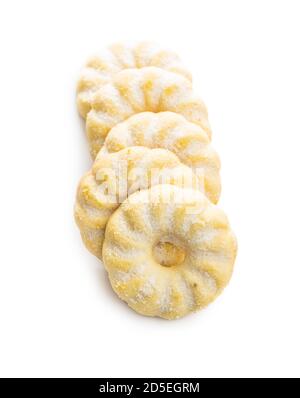 Dolci anelli biscotti. Biscotti al gusto di vaniglia isolati su fondo bianco. Foto Stock