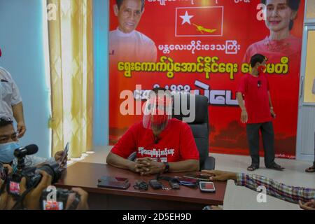 Mandalay, Myanmar. 8 Settembre 2020. Il Dr. Zaw Myint Maung, vicepresidente della Lega nazionale per la democrazia, parla ai media dell'ufficio regionale della Lega nazionale per la democrazia. Le elezioni generali del 2020 in Myanmar si terranno l'8 novembre. Credit: Kaung Zaw Hein/SOPA Images/ZUMA Wire/Alamy Live News Foto Stock