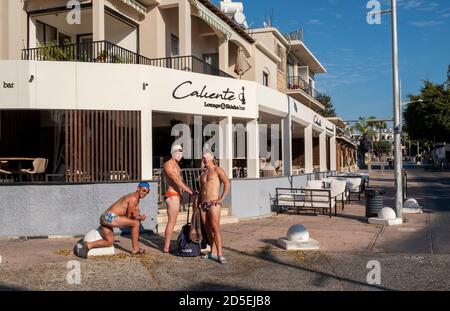 Paphos, Cipro. 13 ottobre 2020. Tre turisti britannici posano per le immagini su Bar Street nella zona turistica deserta di Kato Paphos durante il Pandemic di Coronavirus. Bar Street, Paphos, Cipro. 13 ottobre 2020. Credit: Ian Rutherford/Alamy Live News. Foto Stock