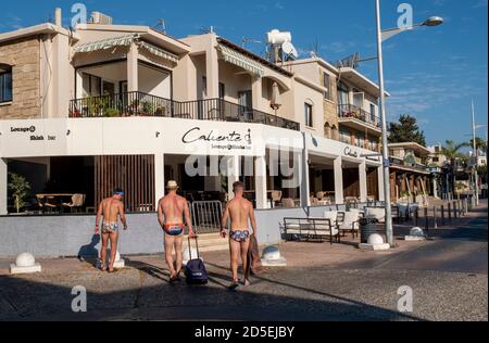 Paphos, Cipro. 13 ottobre 2020. Tre turisti britannici su Bar Street nella deserta zona turistica di Kato Paphos durante il Coronavirus Pandemic. Bar Street, Paphos, Cipro. 13 ottobre 2020. Credit: Ian Rutherford/Alamy Live News. Foto Stock