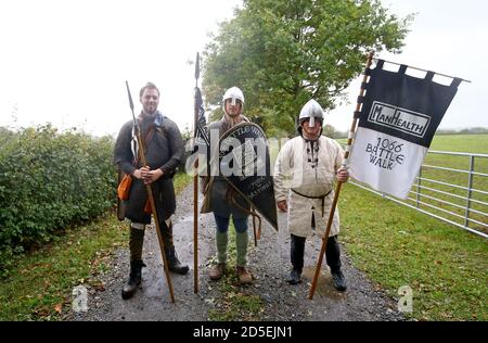 Lewis Kirkbride (al centro) supportato dall'amico Matt Clarke (a sinistra) e padre vince (a destra) cammina attraverso Wadhurst, East Sussex, l'ultimo giorno della sua Battle Walk del 1066, una passeggiata di 300 miglia vestita con armatura anglosassone che pesa quattro pietre, per raccogliere fondi per l'organizzazione di supporto paritario per la salute mentale degli uomini ManHealth. Lewis, da Durham, ha camminato da York ad Hastings ha preso giorni e ha alzato oltre £17,000. Foto Stock