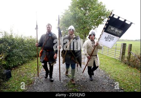 Lewis Kirkbride (al centro) supportato dall'amico Matt Clarke (a sinistra) e padre vince (a destra) cammina attraverso Wadhurst, East Sussex, l'ultimo giorno della sua Battle Walk del 1066, una passeggiata di 300 miglia vestita con armatura anglosassone che pesa quattro pietre, per raccogliere fondi per l'organizzazione di supporto paritario per la salute mentale degli uomini ManHealth. Lewis, da Durham, ha camminato da York ad Hastings ha preso giorni e ha alzato oltre £17,000. Foto Stock