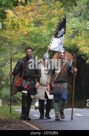 Lewis Kirkbride (a destra) sostenuto dall'amico Matt Clarke (a sinistra) e padre vince cammina attraverso Wadhurst, East Sussex, l'ultimo giorno della sua Battle Walk del 1066, una passeggiata di 300 miglia vestita con armatura anglosassone che pesa quattro pietre, per raccogliere fondi per l'organizzazione di supporto paritario per la salute mentale degli uomini ManHealth. Lewis, da Durham, ha camminato da York ad Hastings ha preso giorni e ha alzato oltre £17,000. Foto Stock