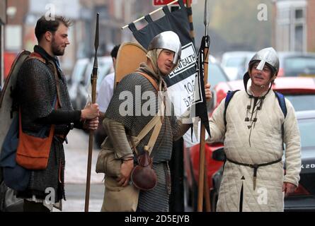 Lewis Kirkbride (al centro) supportato dall'amico Matt Clarke (a sinistra) e padre vince (a destra) cammina attraverso Wadhurst, East Sussex, l'ultimo giorno della sua Battle Walk del 1066, una passeggiata di 300 miglia vestita con armatura anglosassone che pesa quattro pietre, per raccogliere fondi per l'organizzazione di supporto paritario per la salute mentale degli uomini ManHealth. Lewis, da Durham, ha camminato da York ad Hastings ha preso giorni e ha alzato oltre £17,000. Foto Stock