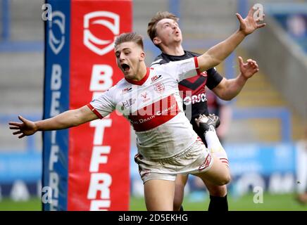 Salford Red Devils's Olly Ashall-Bott (a destra) spinge la Mikey Lewis di Hull KR, ottenendo la penalità di Hull KR durante la partita di Betfred Super League allo stadio Halliwell Jones di Warrington. Foto Stock