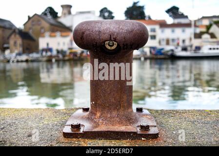 Un vecchio murray arrugginito in una città di mare in Francia. Foto Stock