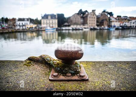 Un vecchio murray arrugginito in una città di mare in Francia. Foto Stock