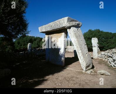 Spagna, Isole Baleari, Minorca. Talatí de Dalt. Insediamento Talayotico di Talatí. Situato vicino a Maó, è stato costruito utilizzando blocchi di pietra regolare. Al centro del recinto di taula si trova la taula, con la pietra capitale posta sulla pietra di base. Foto Stock