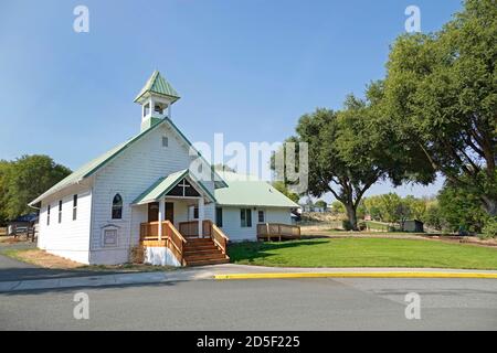 Una piccola chiesa comunitaria su una strada laterale a Dayville, Oregon, lungo il fiume John Day. Foto Stock