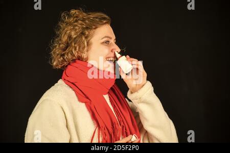 Sinusite cronica. Sintomi di influenza fredda. Ragazza malata moisturize mucosa membrana. Gocce nasali. Malattie respiratorie. Trattamento della sinusite. Diagnostica sinusite. Naso che cola. Infiammazione seno nasale. Foto Stock