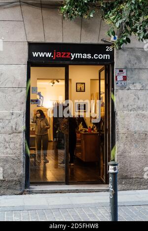 Madrid, Spagna - 26 settembre 2020: Jazzymas record store nel quartiere Malasana di Madrid. Malasana è uno dei quartieri più alla moda della città Foto Stock